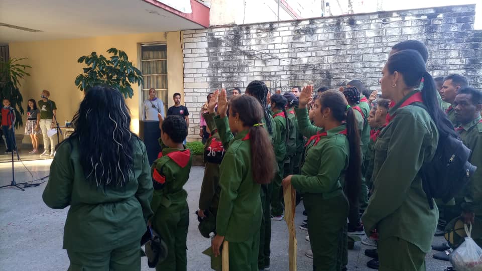 UCLVCU's tweet photo. Se vive la historia en la #UCLVnuestra,  niños vestidos de guerrilleros, reviven aquellos días cuando los barbudos entraban a #SantaClara https://t.co/D4PeEMEzTf