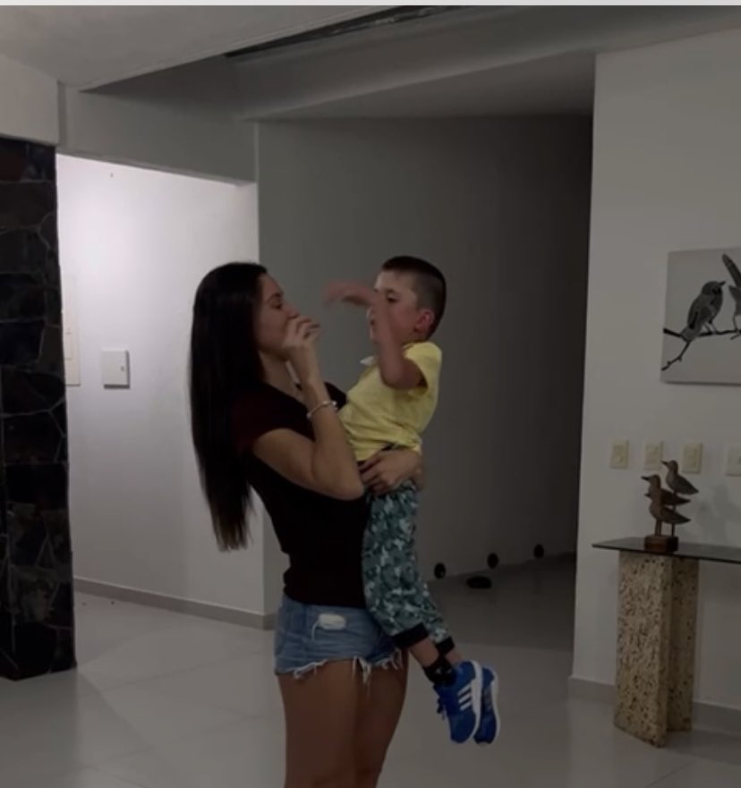 #SOS #PorLaVidadeMaximiliano Maximiliano es un niño de 5 años y padece Atrofia Moscular Espinal tipo 2. La enfermedad produce muerte de sus neuronas motoras, la EPS <a href="/GRUPOSURA/">Grupo SURA</a> retiró en septiembre el medicamento ¡lleva seis meses sin medicamento! esta empeorando . <a href="/MinSaludCol/">MinSalud Colombia 🇨🇴</a>