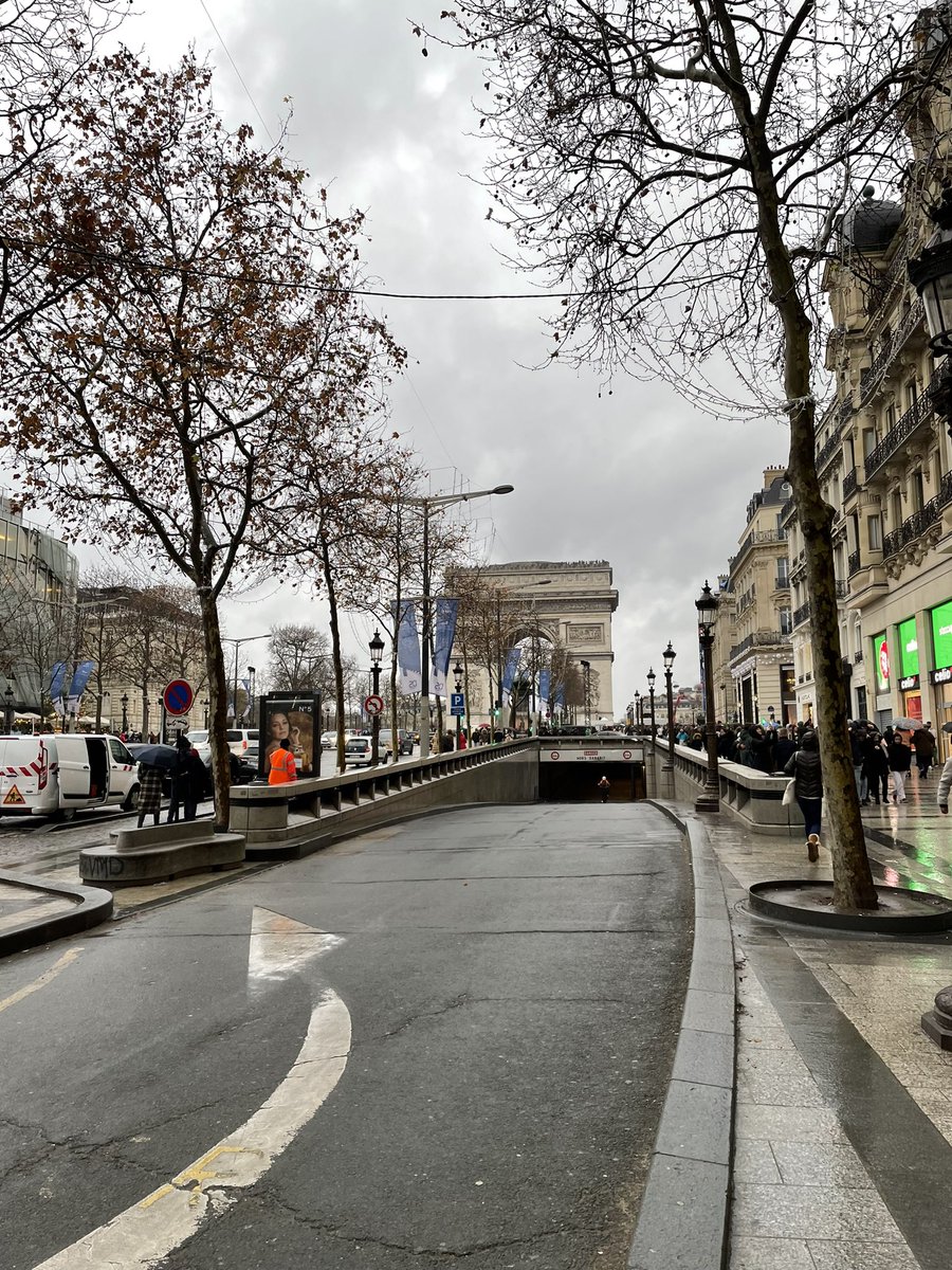 RobichaudJD's tweet photo. @Paris shopping #ChampsÉlysées to @ArcDeTriomphe https://t.co/HnAtv856jG