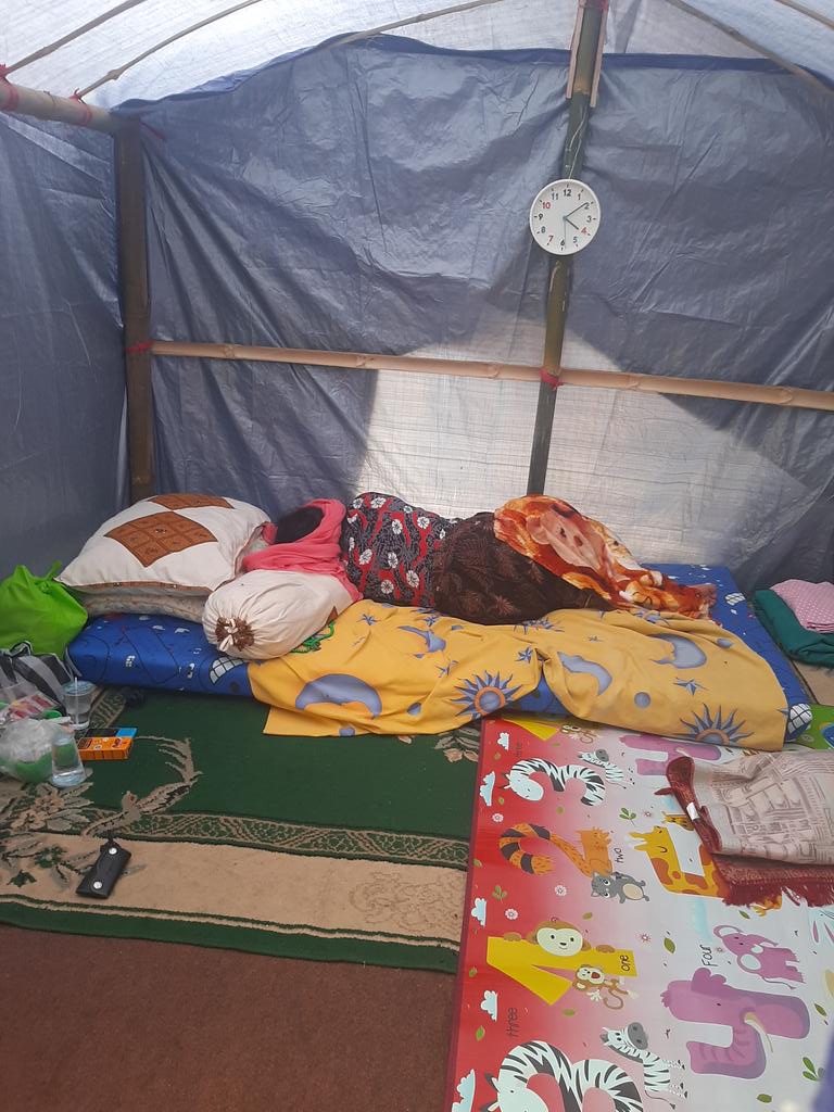 Kapan ini cairnya dana bantuan pemerintah yg katanya udah diberikan secara simbolis oleh pak <a href="/jokowi/">Joko Widodo</a> buat renovasi rumah,lamban banget kayaknya dari awal pendataan rumah yg rusak hingga berubah² kategorinya,udah musim hujan kami tidur di tenda trus ingin cepat renovasi😭