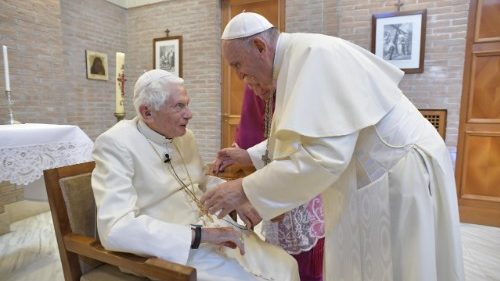 obscat's tweet photo. 🇻🇦URGENTE: Vaticano pede orações para Bento XVI que está muito doente. Papa Francisco disse hoje (28/12) em audiência que Bento XVI de 95 anos, está em uma situação delicada de saúde. https://t.co/Vdf92SRSC9