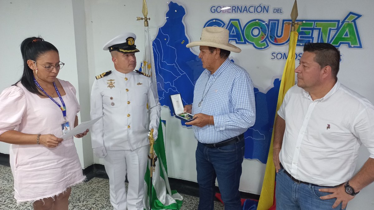FNA_ArmadaCol's tweet photo. #Destado El @GobCaqueta Arnulfo Gasca Trujillo, acompañado del Alcalde de Cartagena del Chairá, Edilberto Molina Hernández, realizaron la imposición del “Coreguaje de Oro” al señor TCCIM Edilberto Restrepo Pérez, Cdte. del #BFLIM31 por sus servicios prestados a la región🇨🇴 https://t.co/Pguw3q7Ipk