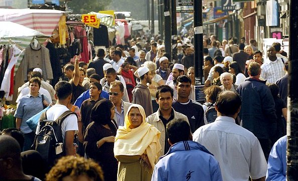 VFreedoms's tweet photo. If it wasn't for immigration the UK would have a population of about 52 million. This means:

1. Cheaper housing
2. Lower levels of pollution 
3. Higher wages
4. Less crime
5. A better country

These are the reasons why a policy of mass deportations is needed. https://t.co/1wgR1q7eHo
