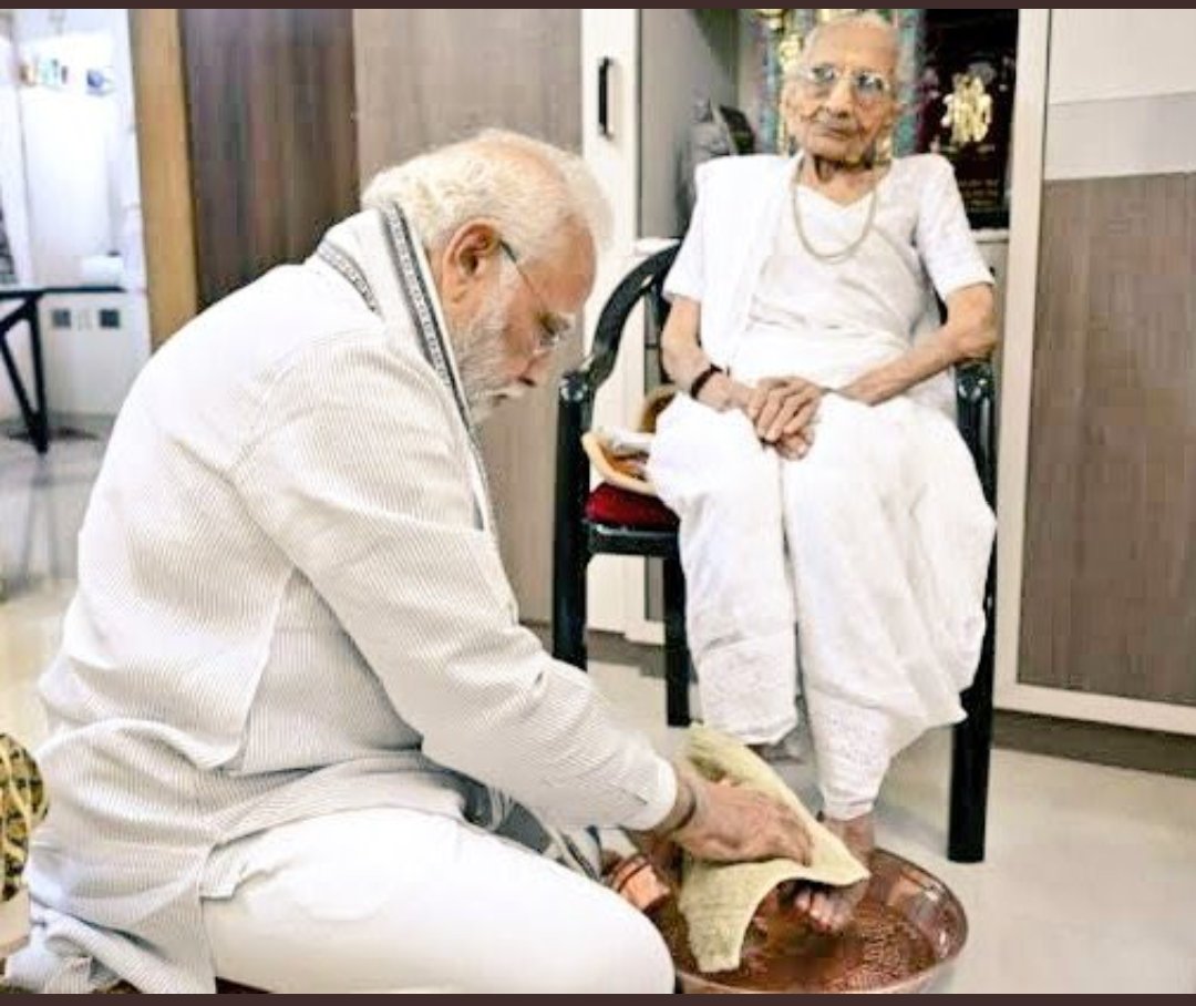 Vishnusinghji's tweet photo. प्रधानमंत्री श्री @narendramodi जी की पूज्य माताजी हीराबा जी की अस्वस्थता का समाचार प्राप्त हुआ है।
अस्पताल में उपचारा��ीन माता जी की सेहत में पहले से सुधार हुआ है बाबा श्री #mahakal महाराज से उनके पूर्णतः स्वस्थ होने की कामना करता हूँ.
#HeerabenModi https://t.co/jxR3G4DDxa