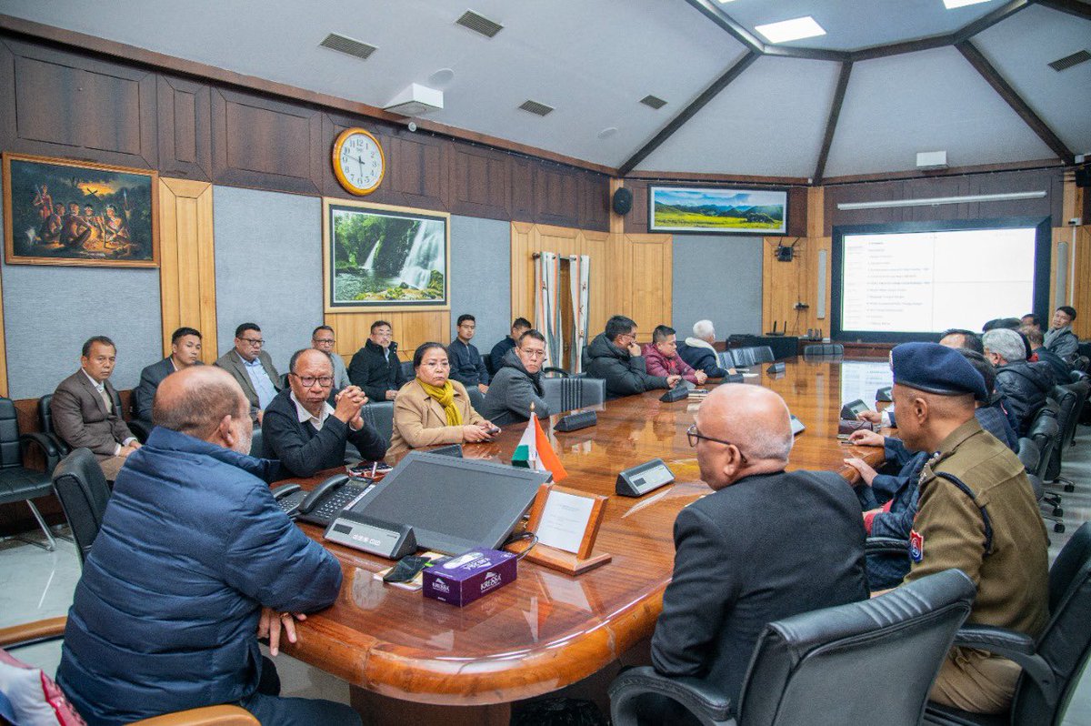 NBirenSingh's tweet photo. Chaired a meeting to discuss the preparation for VVIP visits in Manipur. As we also mark the ‘Inauguration Month’ from next month, the VVIPs will inaugurate &amp; lay foundation stones of various projects worth over Rs 1000 Cr. I was joined by Hon’ble ministers &amp; senior officials. https://t.co/McpudZze65