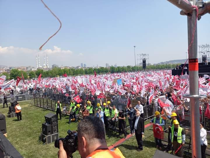 alperozupak's tweet photo. Şartsız olursa ŞENLİK

Şartlı olursa 5 milyon katılımlı MİTİNG yapacagız

EYT ailesi herşeye hazır tek şart ŞARTSIZ EYT

#YaşDeğilHAKistiyoruz https://t.co/IASz4qcth0