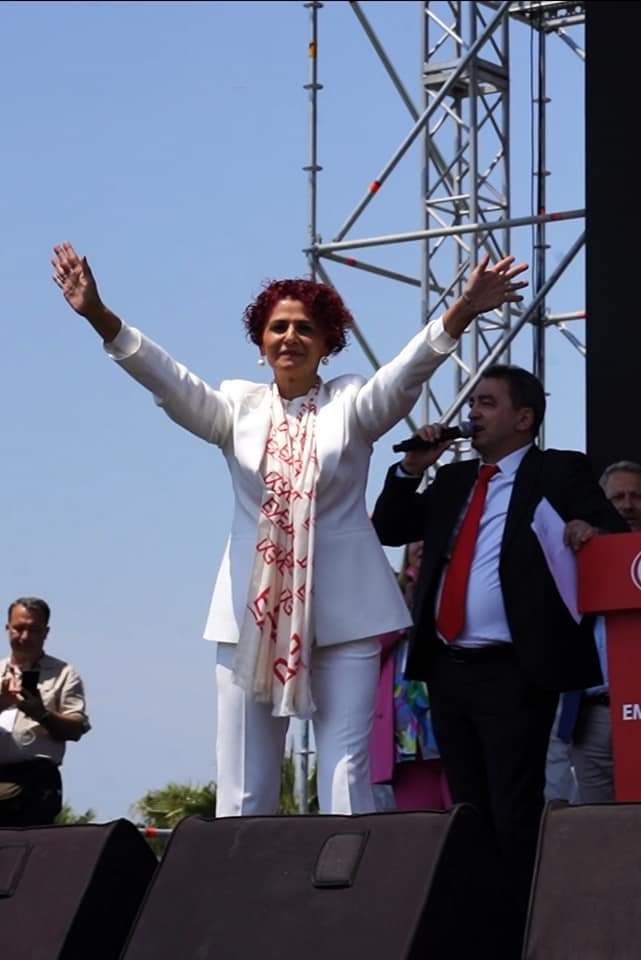 Şartsız olursa ŞENLİK

Şartlı olursa 5 milyon katılımlı MİTİNG yapacagız

EYT ailesi herşeye hazır tek şart ŞARTSIZ EYT

#YaşDeğilHAKistiyoruz