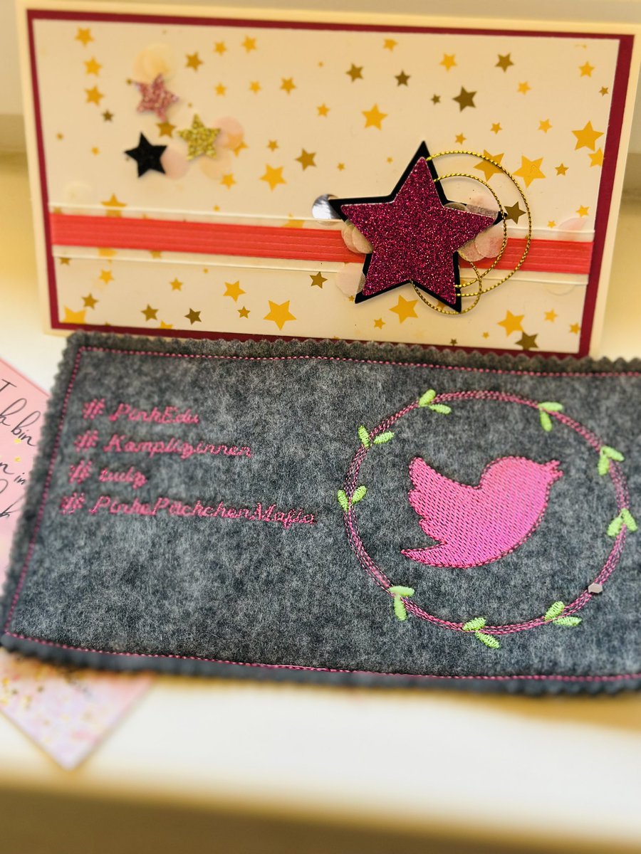 Ziemlich gerührt von der Weihnachtspost…
💖lichen Dank liebe @RabaukenmamaD !!!

#pinkEdu #komplizinnen #twlz #pinkPäckchenMafia