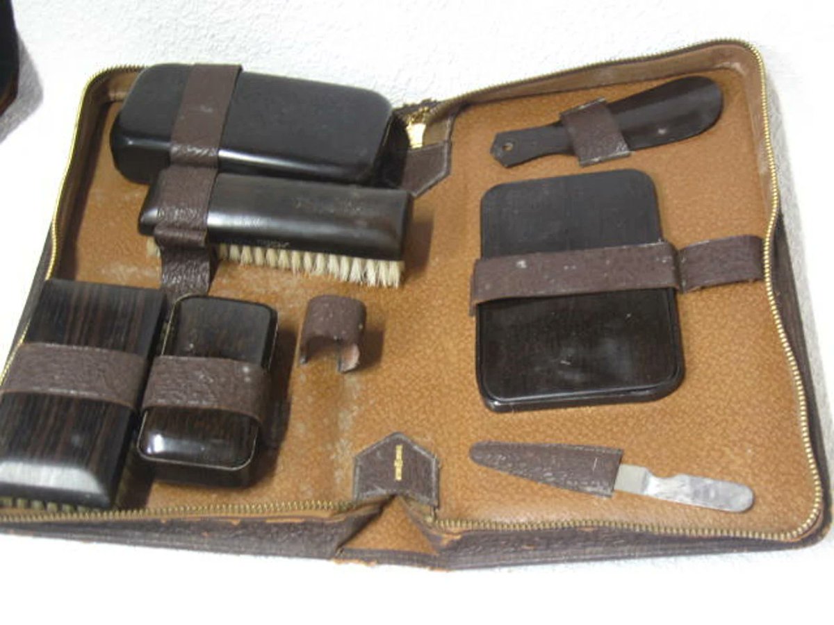 hiwaylady's tweet photo. Vintage Men's Grooming Kit in Zippered Leather Case https://t.co/0JQnq6zwrf via
@Etsy
#wiseshopper #vintagegrooming #groomingkit #mensaccessories #leathercase https://t.co/YYNVyAv2Kl