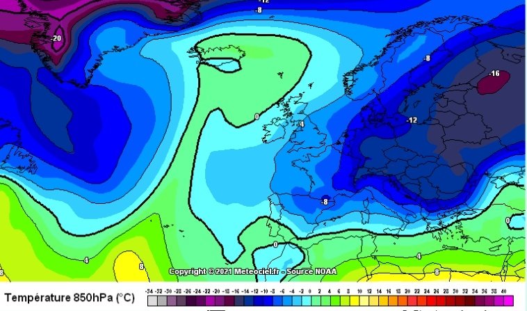meteobenas's tweet photo. Cambio a la vista, el 3 de enero se inicia una entrada fría que, de cumplirse los mapas, derivaría en una situación hiperexplosiva que dejaría a Filomena a la altura de una baja relativa. Nevadas intensas y prolongadas. Podría nevar al al nivel mar en Cuenca y Guadalajara. https://t.co/MeXQDOcUKE