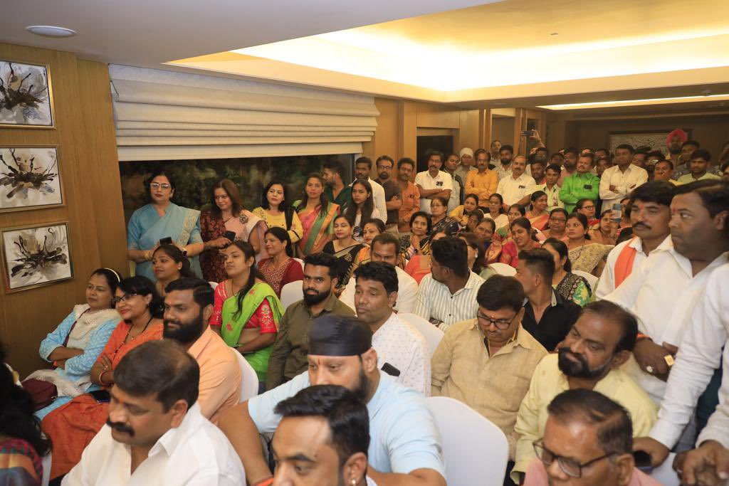 ShivSenaUBT_'s tweet photo. आज पक्षप्रमुख श्री. उद्धवसाहेब ठाकरे यांच्या उपस्थितीत नागपूर शहरातील शिवसेना पदाधिकारी, कार्यकर्त्यांची बैठक पार पडली. नागपूर महानगरपालिका निवडणुकीचे ध्येय डोळ्यासमोर ठेवून मजबूत संघटना बांधणी करून तयारीला लागा, असा संवाद पक्षप्रमुखांनी उपस्थितांशी साधला ! https://t.co/dA6ewCctAG