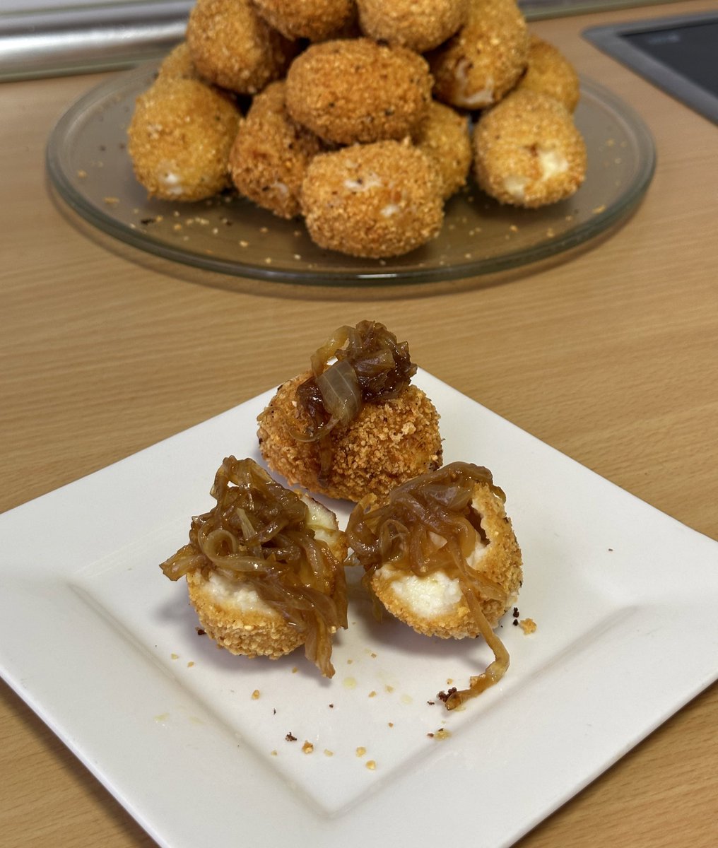payasyn_'s tweet photo. Croquetas de queso de cabra + cebolla caramelizada https://t.co/6X0dBvAKml