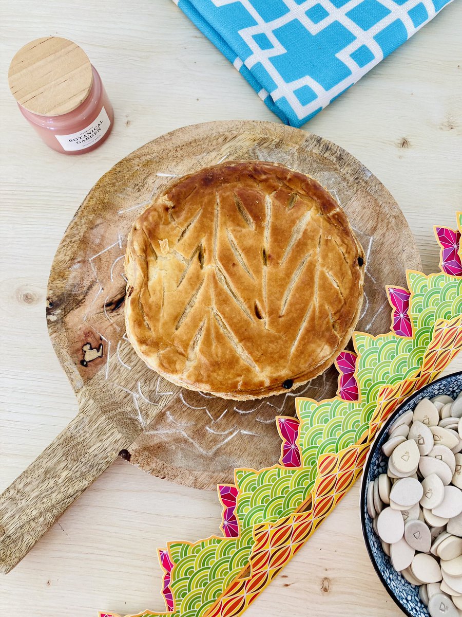 Phive's tweet photo. Des Galettes pour tous les goûts : Frangipane, Poire/Chocolat, Pomme/Châtaigne et Frangipane/Agrumes https://t.co/HbUxePOEmX