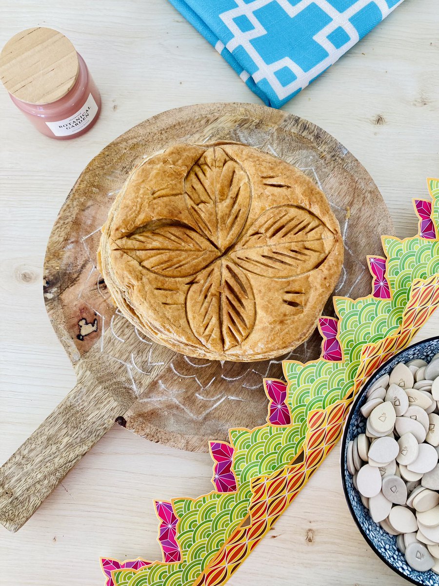 Phive's tweet photo. Des Galettes pour tous les goûts : Frangipane, Poire/Chocolat, Pomme/Châtaigne et Frangipane/Agrumes https://t.co/HbUxePOEmX