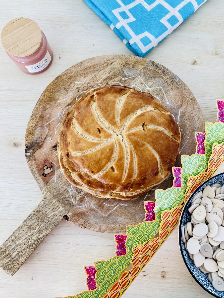 Phive's tweet photo. Des Galettes pour tous les goûts : Frangipane, Poire/Chocolat, Pomme/Châtaigne et Frangipane/Agrumes https://t.co/HbUxePOEmX