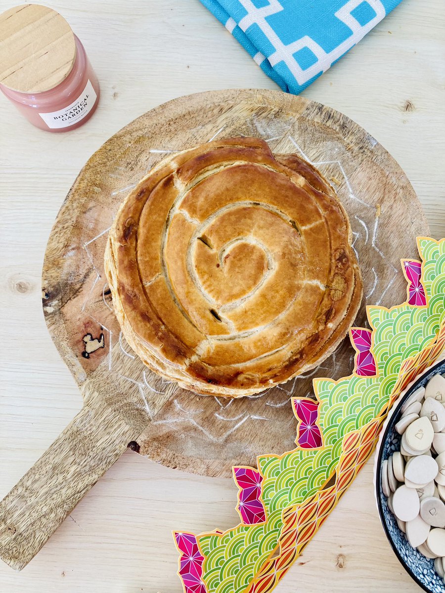 Phive's tweet photo. Des Galettes pour tous les goûts : Frangipane, Poire/Chocolat, Pomme/Châtaigne et Frangipane/Agrumes https://t.co/HbUxePOEmX