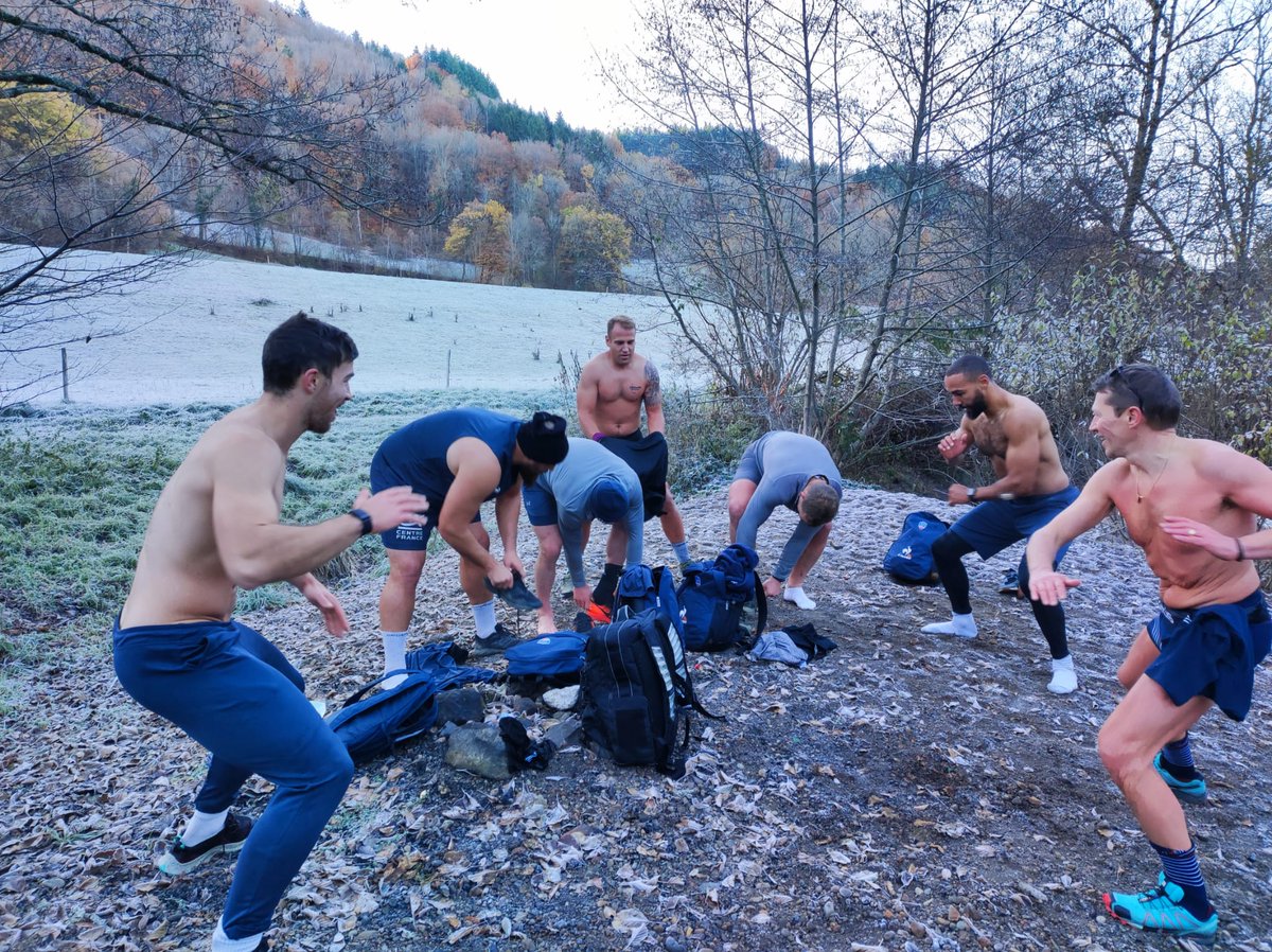 SArugbyofficiel's tweet photo. #SAFamily  
🔴La préparation du @SArugbyofficiel.
Il y a quelques semaines, des joueurs volontaires se sont laissés tenter par la méthode de respiration @WimHof_Iceman , encadrés par @fxaimelecantal 

 Merci FXM
#StadeAurillacois #Bienplusquunmaillot #CantalAuvergne 
🔴🔵🏈🏈💪💪 https://t.co/J8rUilID9p