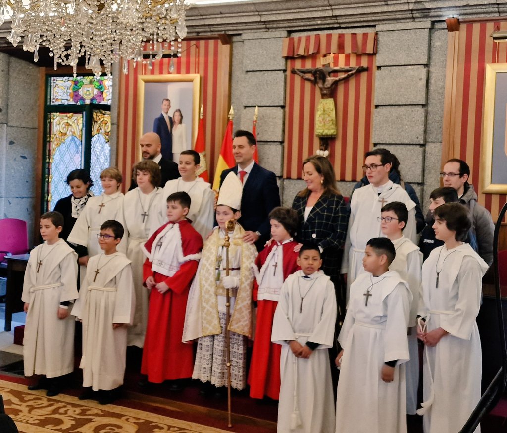 El Obispillo 2022, Jorge Hernández Miguel de la <a href="/EscolaniaBurgos/">PueriCantoresBurgos</a> en el recibimiento del Alcalde <a href="/danidelarosa/">Daniel de la Rosa / ❤🤎</a> y la Concejala de Cultura <a href="/charopepasa/">Mª Rosario Pérez Pardo</a> al Ayuntamiento de Burgos y los burgaleses y burgalesas.
