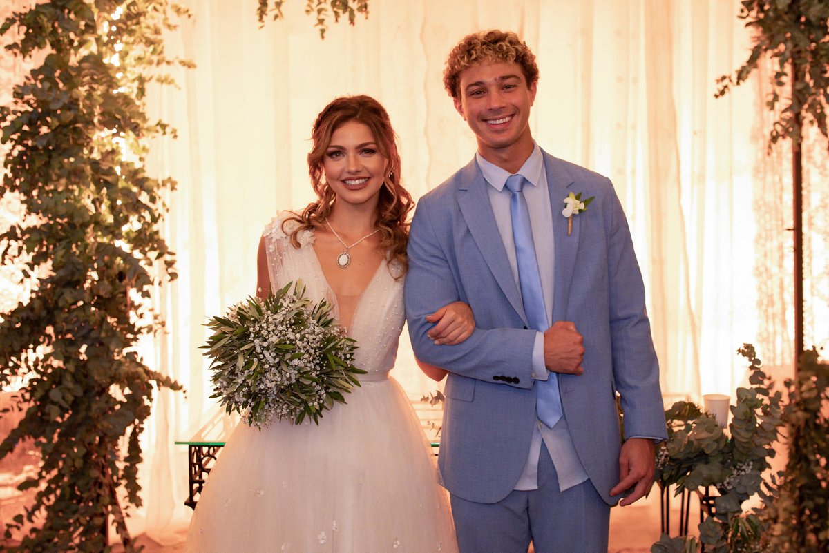 tvglobo's tweet photo. Sem palavras para essas fotos perfeitinhas do casamento da Lou e do Rico 👰🏼‍♀️ Quem tá acompanhando #CaraECoragem aí? ✨

📸: Manoella Mello https://t.co/s94z81dhvw