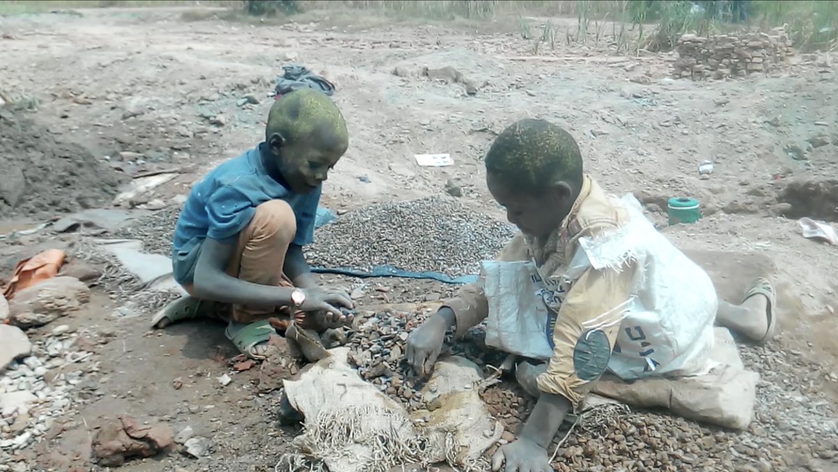 siddharthkara's tweet image. Many industrial mines in the DRC have processing plants that use massive amounts of sulphuric acid to leach copper and cobalt from ore, which produces a highly toxic, mustard colored gas cloud that floats over everything: land, rivers, animals, villages...and children like these.