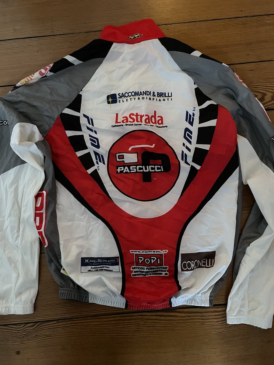 Oi_the_Lawyer's tweet photo. Hat jemand aus der #Radsportbubble Interesse an ghylem style in Größe L? Mangels Körperfülle und Selbstbewusstsein lag es 17 Jahre im Schrank! First come, first serve.
#matteoni #cicli #pascucci https://t.co/ShQTYc0DPT