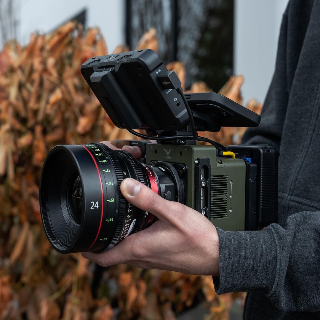 نقدم لكم Freefly Ember S5K
صغيرة وخفيفة وسريعة بجنون
طريقة سحرية جديدة لالتقاط صور عالية السرعة. تم تصميم المستشعر والهيكل والتطبيق الجديد بالكامل للانتقال من الالتقاط إلى المشاركة في أسرع وقت ممكن.

#Freefly #FreeflyEmber #EmberS5K #HighspeedCamera #CinemaCamera #Emount