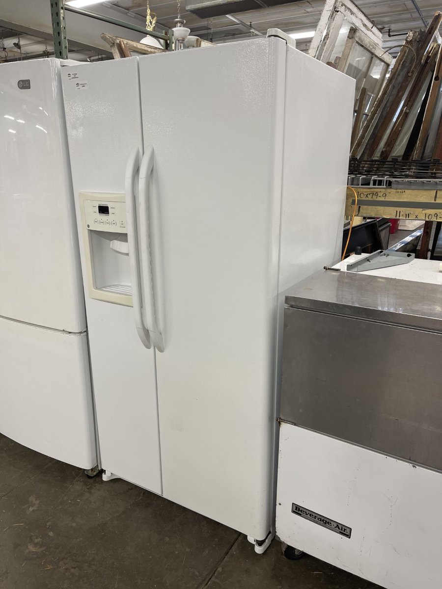 BuildingValue's tweet image. Classic white 20 cu. ft. GE French door refrigerator. External temperature controls, ClimateGuard system, sealed crisper drawers, gallon door bins, and adjustable glass shelves. Model #GSS20GEWWW. Dimensions: 67 H x 31 ½ W x 28 D.