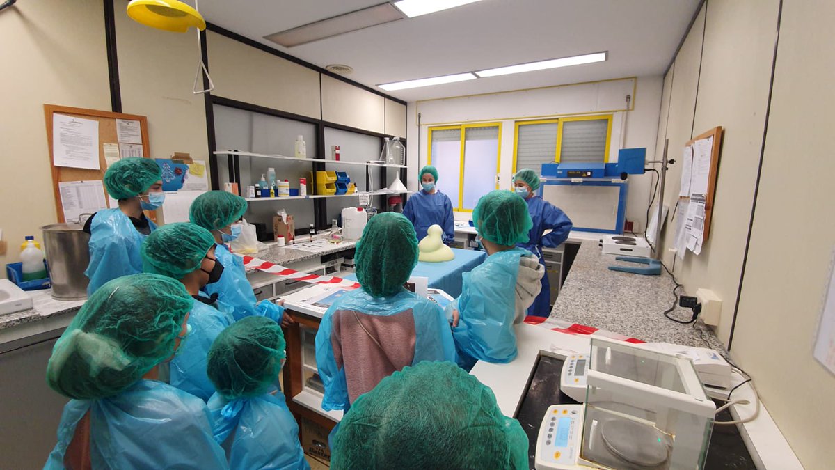 farmaciahun's tweet photo. Hemos abierto las puertas de la Farmacia del HUN a nuestras familias #equipoHUN #FHamilia
Orgullosos de nuestro trabajo 🤗 https://t.co/5hSfbqYy4M