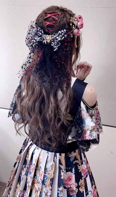 ワンダーツアー東京公演、昼夜ありがとうございました!たくさんの人達の前で、ずっと観せたかった物語を披露できて本当に良かった。今日は絶対に思い出に残る日だ。本日のヘアメ。なんかすごいレース編み。#RoyalScandal #ロイスキャ 