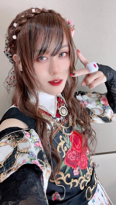 ワンダーツアー東京公演、昼夜ありがとうございました!たくさんの人達の前で、ずっと観せたかった物語を披露できて本当に良かった。今日は絶対に思い出に残る日だ。本日のヘアメ。なんかすごいレース編み。#RoyalScandal #ロイスキャ 