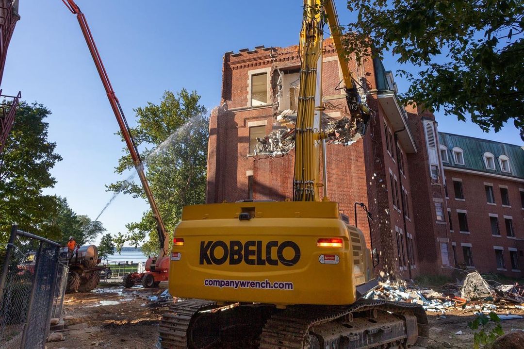 EandCmag's tweet photo. G&G Hauling & Excavating rented a Kobelco SK350 with a 60-foot Kocurek high reach arm and a LaBounty MDP20 on a demo job for Culver Academy. For more information on rental fleet, visit: https://t.co/sJtmfI24Eq
Credit: @CompanyWrench
#trackedvehicle #heavyequipment https://t.co/uSDhcYM4Ry