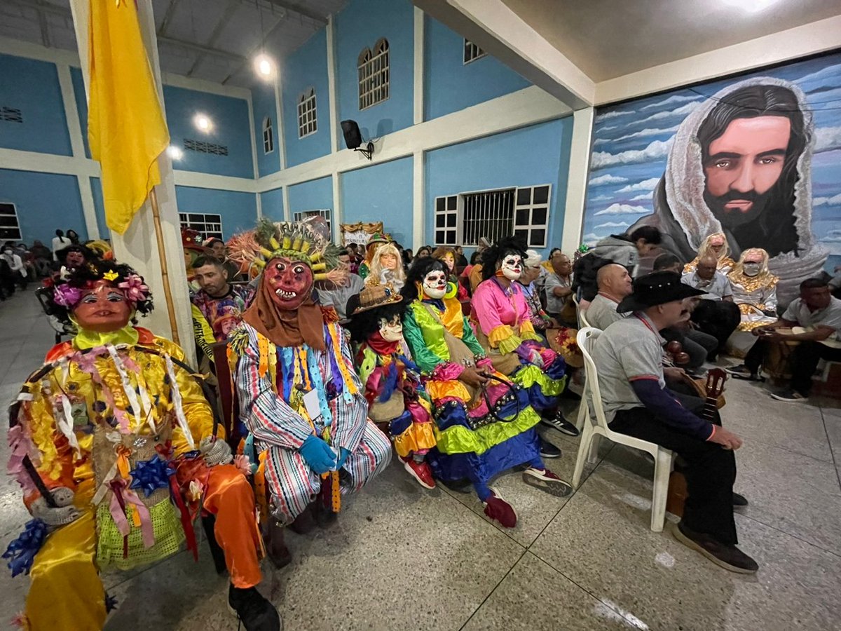 AdolfoP_Oficial's tweet photo. #28Dic Desde la iglesia San Isidro Labrador del municipio Andrés Eloy Blanco, se realizó la primera Eucaristía de Los Zaragozas, luego del Rompimiento desarrollado a las 5 am con el recorrido por las calles de Sanare con el cuadro de los Santos Inocentes. 

#VenezuelaPróspera https://t.co/xOmQb9ZZVL