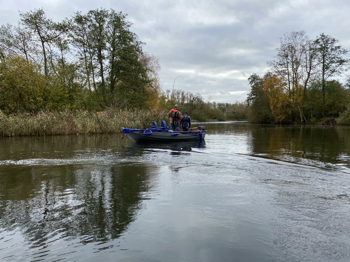 Great to see an old Linder Fishing 440 out on the water, looking as good as new! 🛥️

Really shows the quality of these amazing vessels! 👏