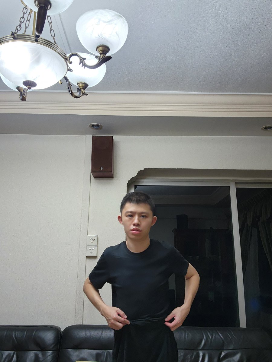 JonathanLimJun1's tweet image. Same color with home clothes #samecolor #homeclothes #blackshirt #backsportpants #myself