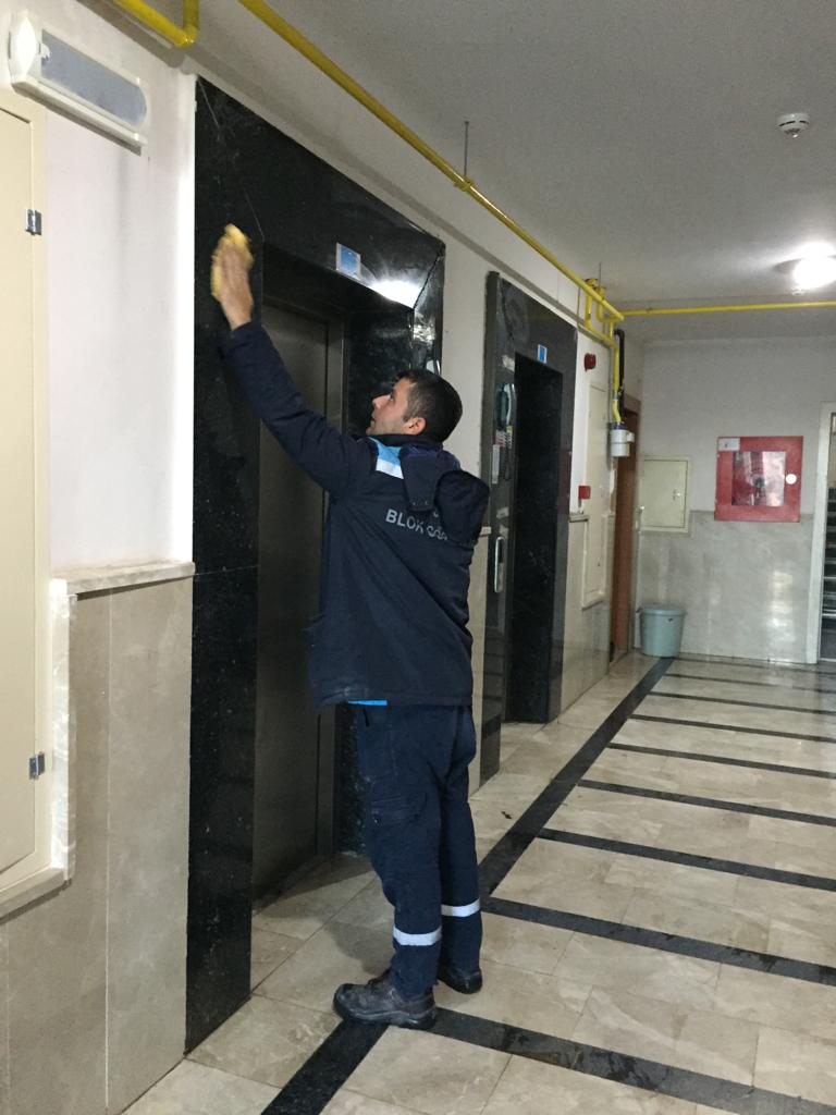 konyailgin863's tweet photo. KI-5/5 Blok'ta duvardan ayrılan asansör söve mermerleri teknik personellerimiz tarafından güvenli bir şekilde sökülerek yeniden monte edilmiştir. https://t.co/uf2SdTVW4w