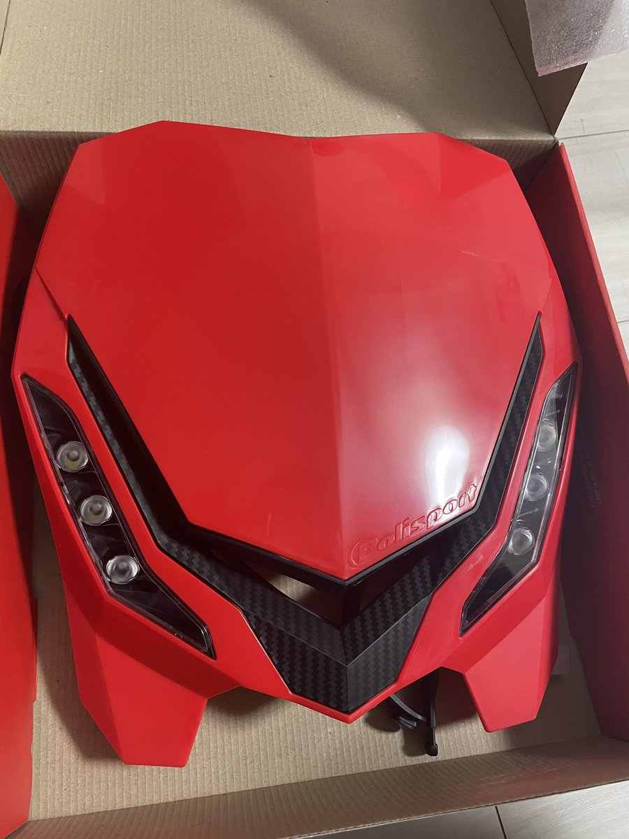 TJwakayama's tweet photo. なんか高級そうなパッケージに包ませてやってきた。

LEDで裏の出っ張りが無い分フォークに寄せられそ。

あとは、明るさが実用的かどうか…

#polisport 
#EBLAZE https://t.co/C4fXDmnTf4