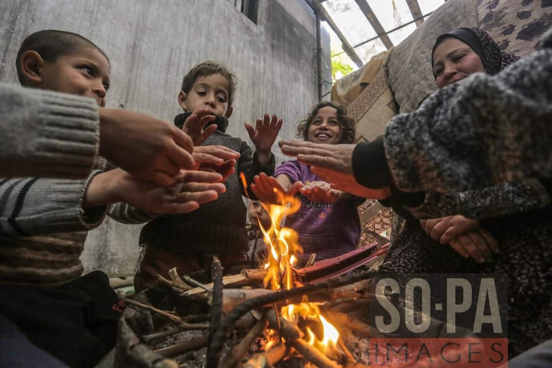 TunisienneMarwa's tweet photo. #Palestinianrefugees warm themselves by a #fire near their #temporaryhome during the #coldweather in #Gaza, #Palestine on December 26, 2022. Palestinians in the #slums of Beit Lahiya in the northern Gaza Strip face difficult conditions in light of the cold weather. https://t.co/V4w84iLbXV