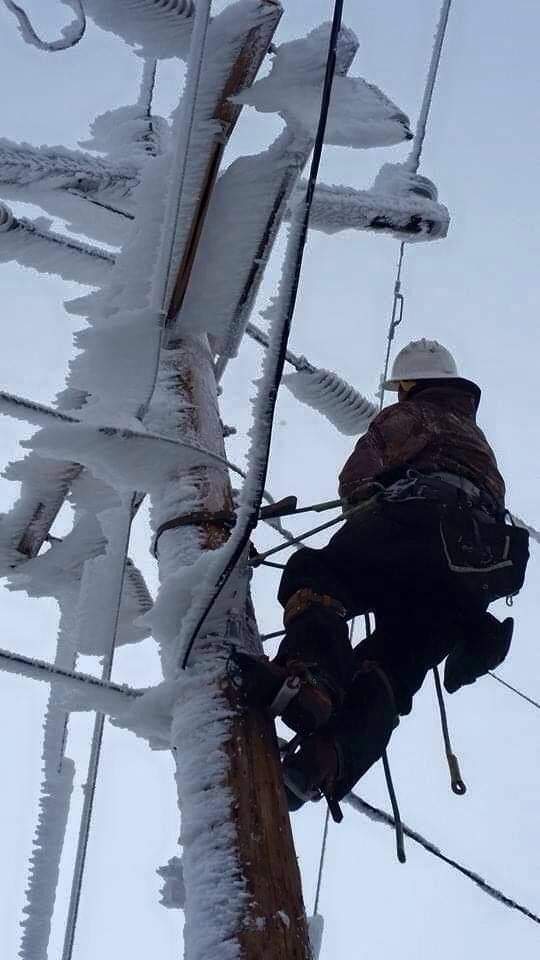 SamGh1960's tweet photo. I'm Once Again Reminded That The Most Valuable Linemen Are Not In The NFL. They're The Ones That Climb Up Poles Into Lift Baskets In Frigid Temperatures To Maintain And Restore Our Lifestyle. Thanks To All The Fine Folks Who Go To Great Heights To Provide Confort To All. 👏🇺🇸👏🇺🇸 https://t.co/yZdlC58g9m