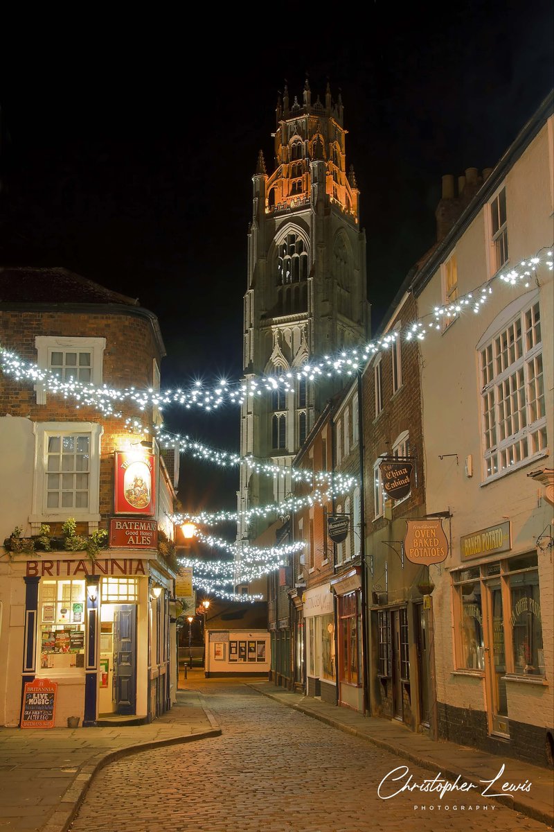 A classic Christmas view of Boston Stump looking down Church Street from 2012 @BostonTownscape @stump_boston @Bostoner_Boston @BostonChristmas @Bostonboro @LydiaSRusling @michellesacks2 #bostonstump #stbotolphschurch #bostontown #christmaslights #LincsConnect #festive