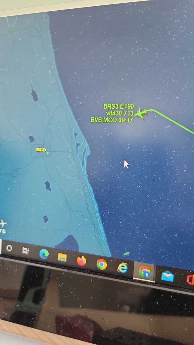 BrunoRBM's tweet photo. @GloboNews temos alguém em Orlando pra acompanhar a fuga do presidente? https://t.co/T0Zqlv70m7