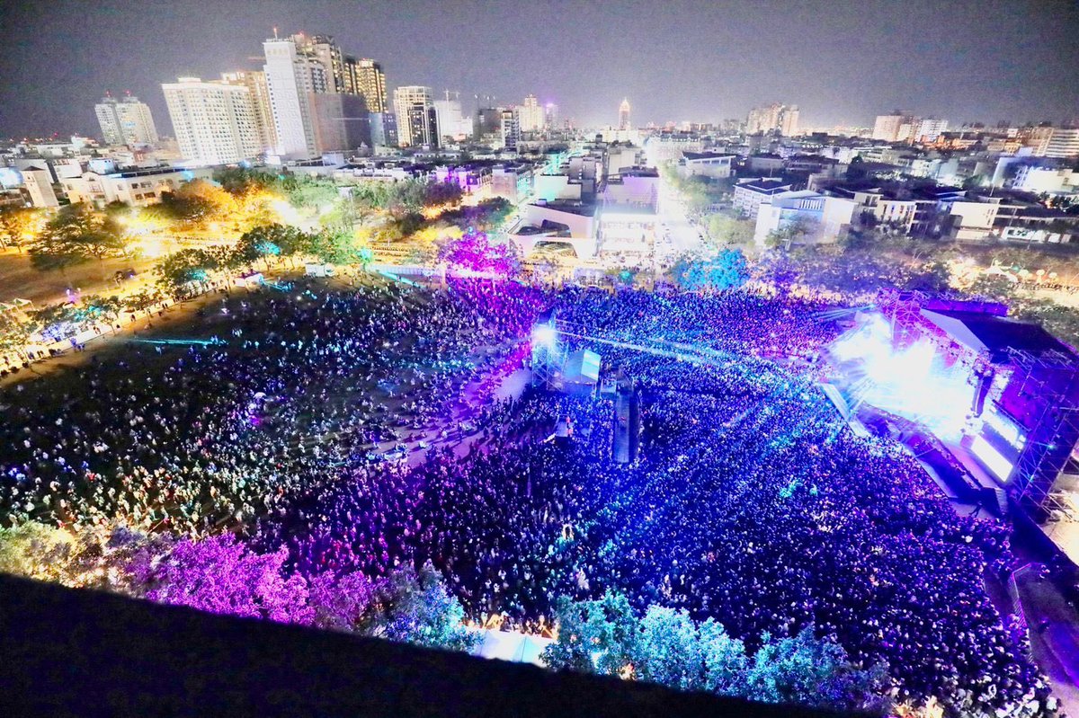 So this is what over 100,000 people looks like… that’s 10,000 more than Wembley Stadium!! 🤯🤯🤯

And I sang to all of them!! 😲

Plus 2.3 million on TV!! 😱

Holy Moly!!! 

I still can’t believe it myself! 😂

So very grateful to be chosen…