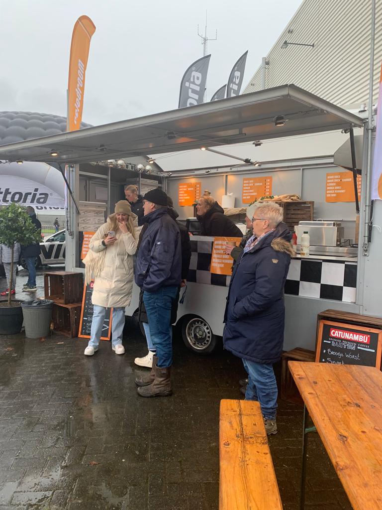 Hier worden we heel erg opgewonden van. Dieuwke onder de klep van een aanhanger.

ANNEN IS NIET VER MEER!