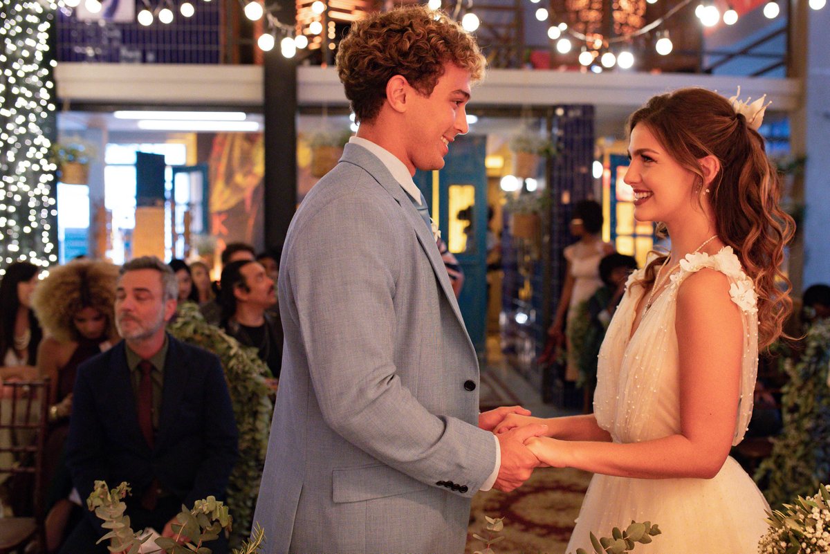 tvglobo's tweet photo. O amor está no ar e a reprise de #CaraECoragem também 👰🏼‍♀️💒 https://t.co/2fulUlfk72