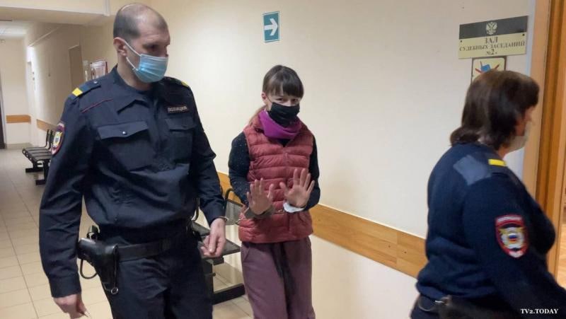 AndreyFateyev's tweet photo. Ровно год назад силовики вломились на дачу к моей бывшей коллеге Ксении Фадеевой. Вломились к ней, потому что она честный и искренний человек, который называл жуликов во власти преступниками. В "путинской" России силовики считают это экстремизмом. https://t.co/1p5rZbIVa1