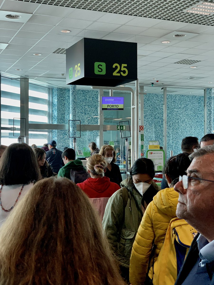 Today: a flight Lisbon-Oporto! For 300 km… Shocking because there are good trains. <a href="/tapairportugal/">Claim Department Tap Air Portugal</a> @TimmermansEU <a href="/Publico/">Público</a>