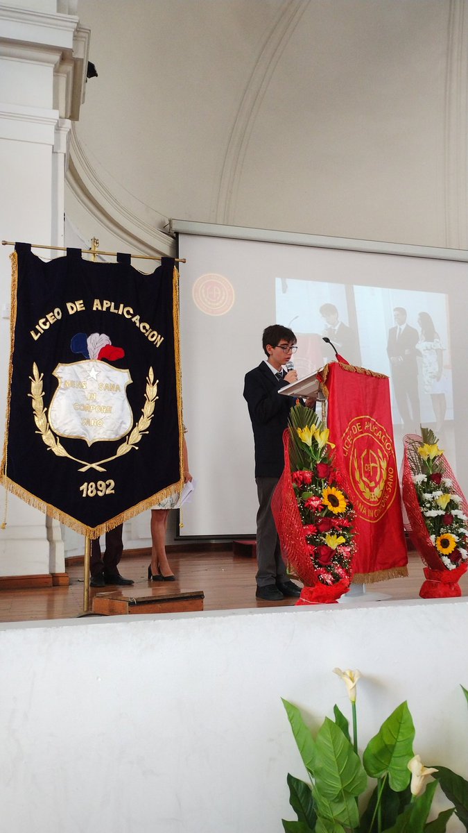 Liceo de Aplicación

Hurra Muchachos !

Canario Vicente Campos hablando a sus compañeros.