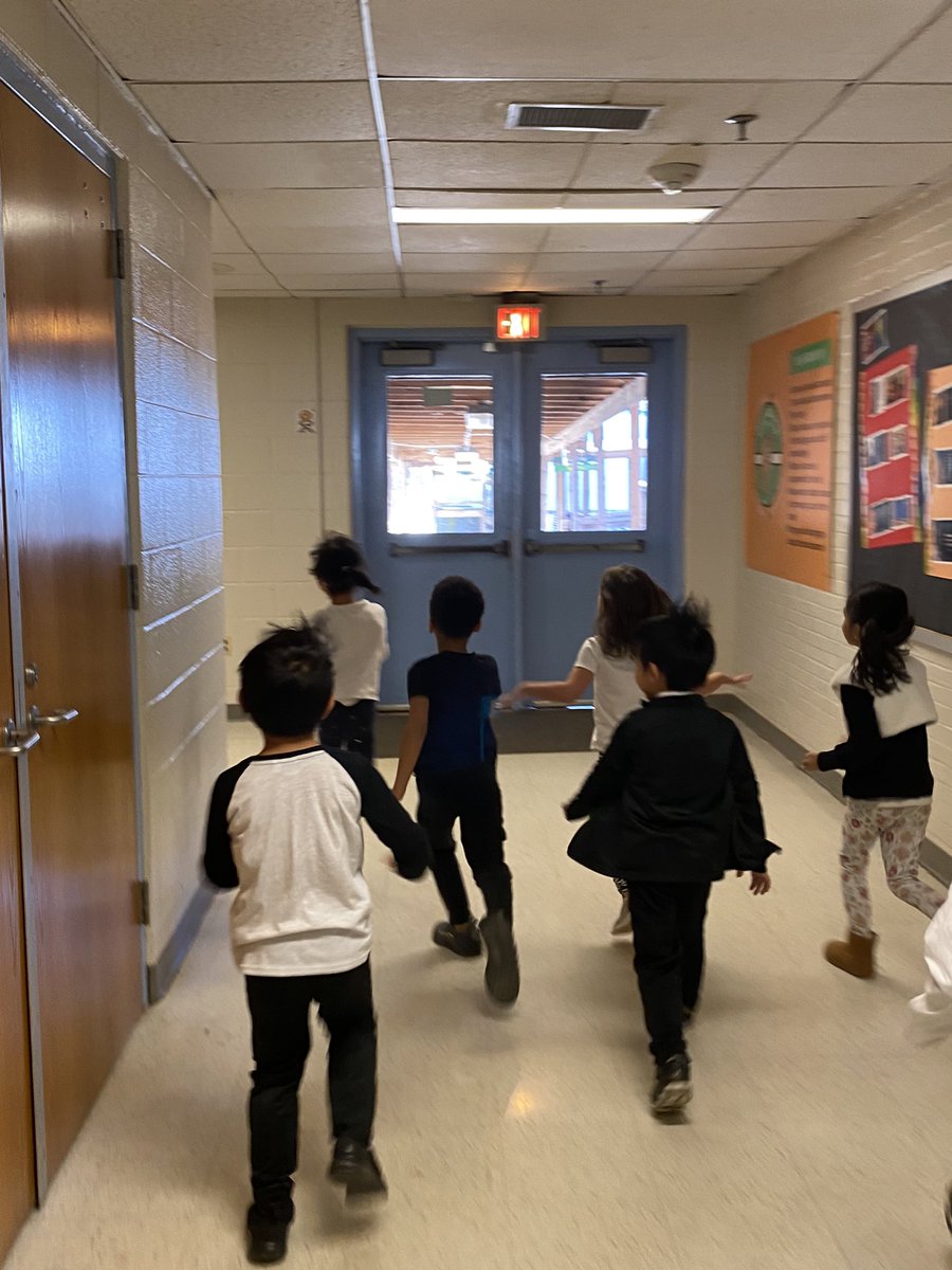 MrsMackeysClass's tweet image. Before break, we had lots of fun when our Gingerbread kids ran away!!