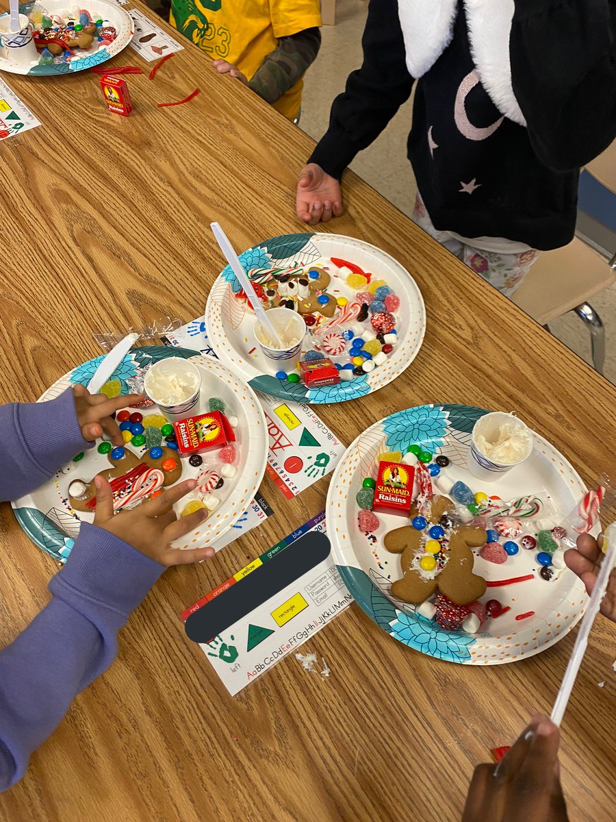 MrsMackeysClass's tweet image. Before break, we had lots of fun when our Gingerbread kids ran away!!