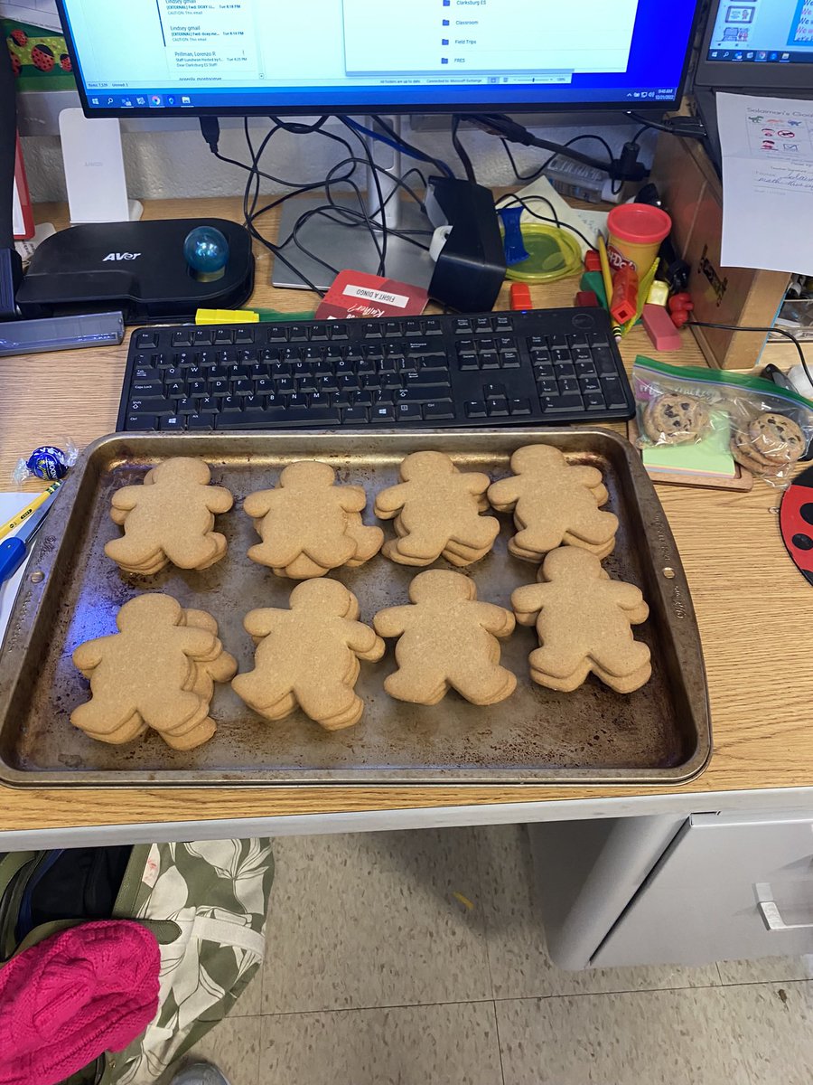 MrsMackeysClass's tweet image. Before break, we had lots of fun when our Gingerbread kids ran away!!