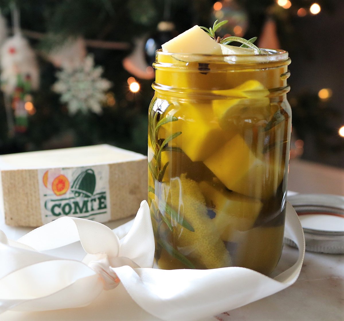 Here's a great holiday gift and/or decadent way🥰 to celebrate 2023! Marinated Comté! It's ideal for the gourmand in your life! Hit our link up top for this recipe and more!
#comté 
#comtecheese 
#iloveimportedcheese